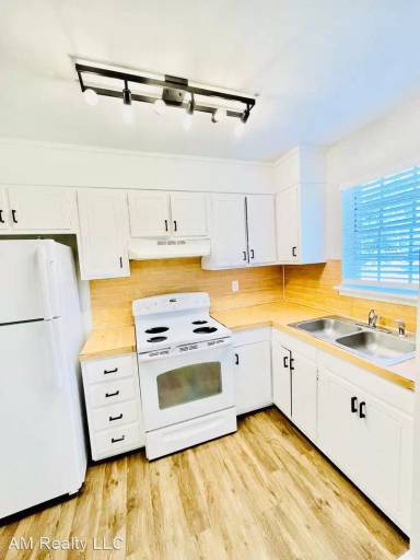 Main picture of 628 Elaine St