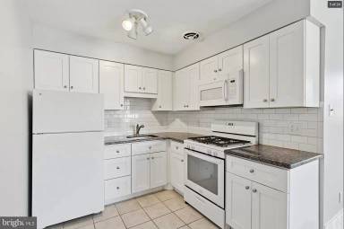 Main picture of 6920 Lawnton St