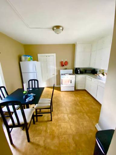Main picture of 323 Center St