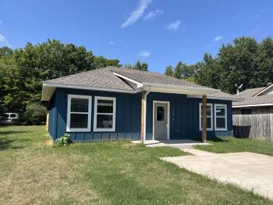 Main picture of 238 S Oak Ave