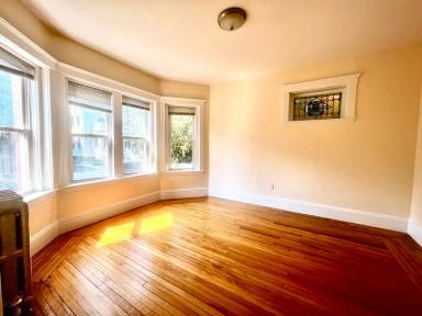 Main picture of 102 Trowbridge St