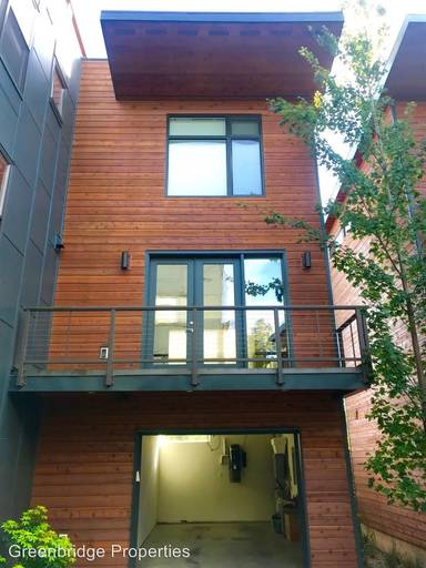 Main picture of 520 NE Sacramento St