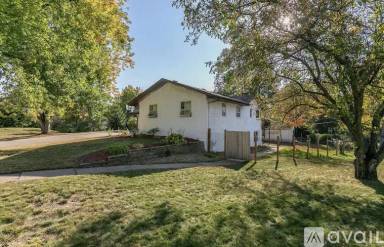 Main picture of 7892 Firwood Way NE