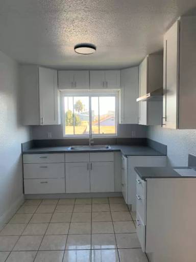 Main picture of 641 W 92nd St