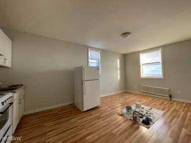 Main picture of 215 E Broadway