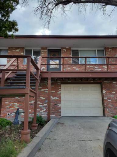 Main picture of 400 S Fee St