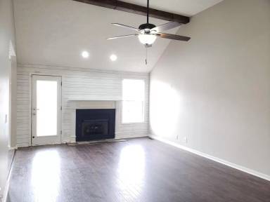 Main picture of 898 Landing Way