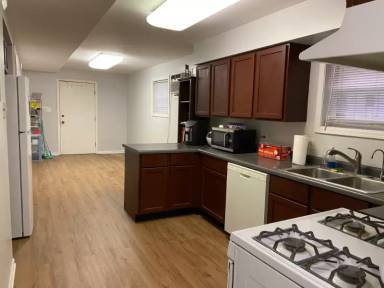 Main picture of 515 W 36th St