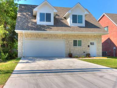 Main picture of 214 W Hurd St