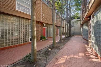 Main picture of 1401 W Berteau Ave