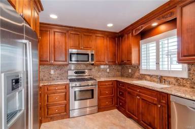 Main picture of 25921 Oak St