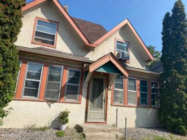 Main picture of 921 20th Ave NE