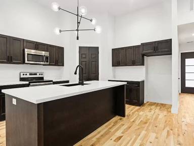 Main picture of 105 E Maplewood Ln