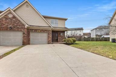 Main picture of 136 Lowell Ct
