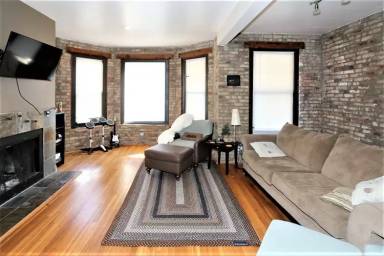 Main picture of 920 W Belle Plaine Ave