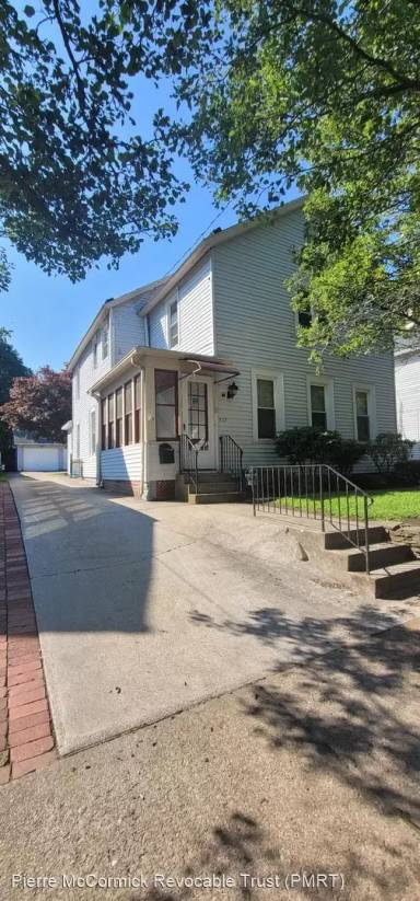Main picture of 923 W 2nd St