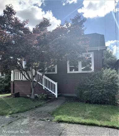 Main picture of 105 NE 54th St