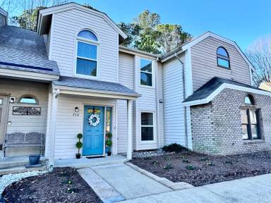 Main picture of 750 S Lake Cir