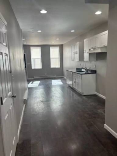 Main picture of 1835 E Monmouth St