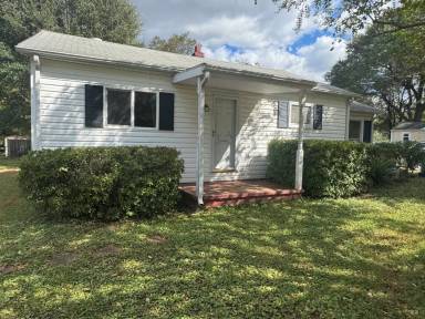 Main picture of 400 W Henry St