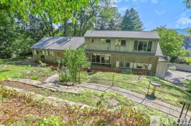 Main picture of 450 Danbury Rd