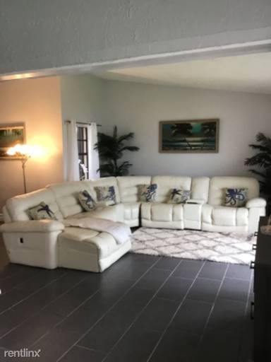 Main picture of 3216 S Lakeview Cir