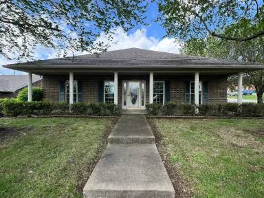 Main picture of 300 Oaklawn Ave
