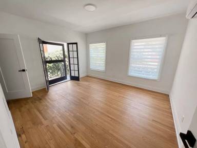 Main picture of 552 S Oakland Ave