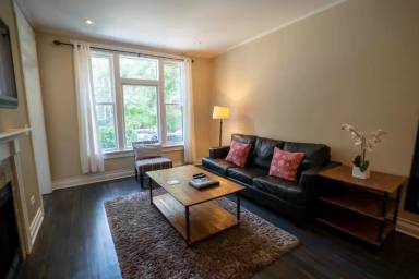 Main picture of 3238 N Hoyne Ave