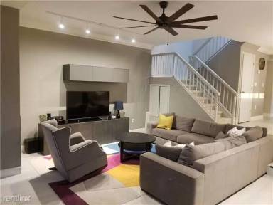 Main picture of 3041 NE 183rd Ln