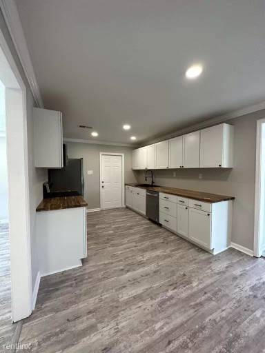 Main picture of 2222 E 58th St