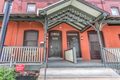 Main picture of 3922 Sansom St