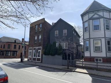 Main picture of 204 River St