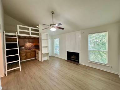 Main picture of 1000 W 26th St