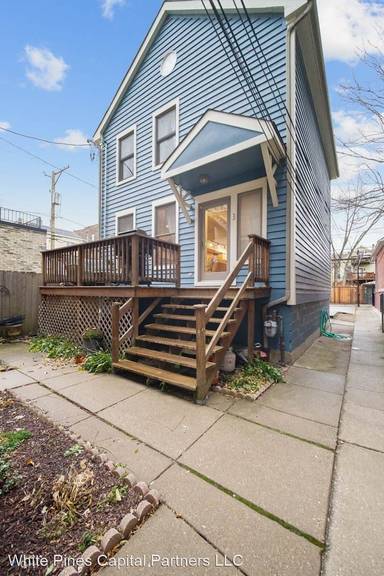 Main picture of 2121 W Schiller St
