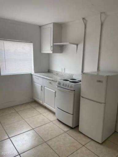 Main picture of 637 S Main St