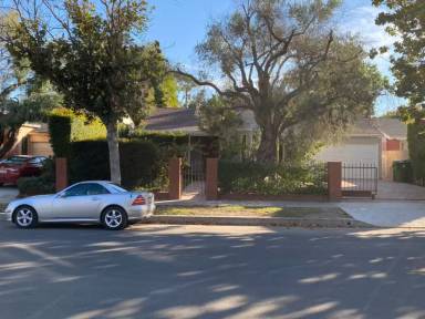 Main picture of 10434 Moorpark St