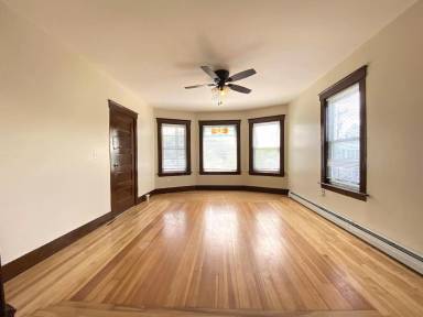 Main picture of 323 Clarendon St