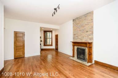 Main picture of 1010 W Altgeld St