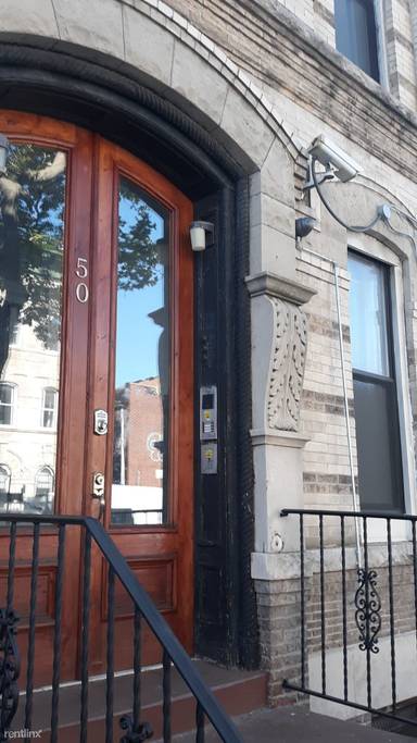 Main picture of 819 Lexington Ave