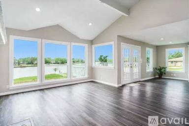 Main picture of 305 Riverside St
