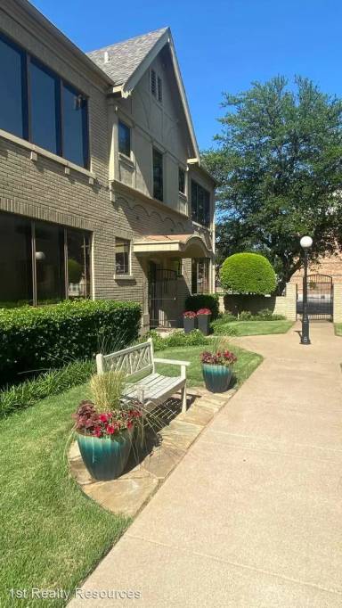 Main picture of 1810 8th Ave