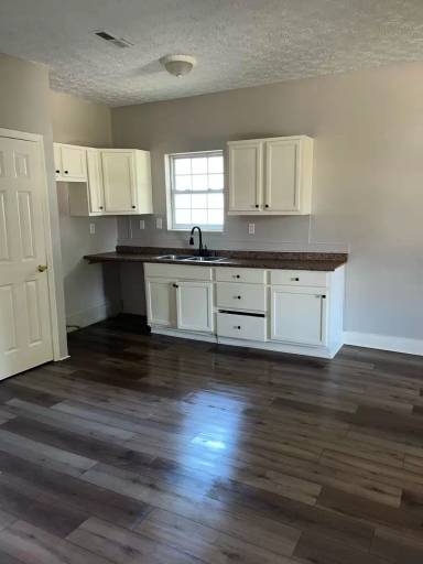 Main picture of 806 N Douglas Ave