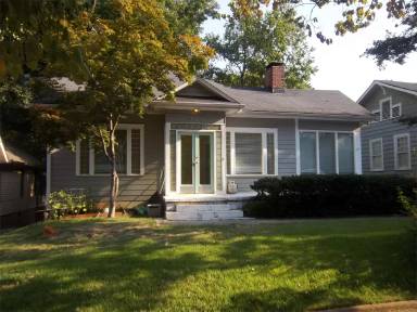 Main picture of 916 Greenwood Ave NE
