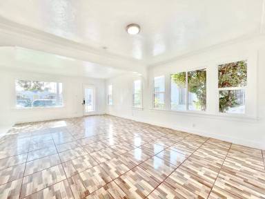 Main picture of 521 W 49th St