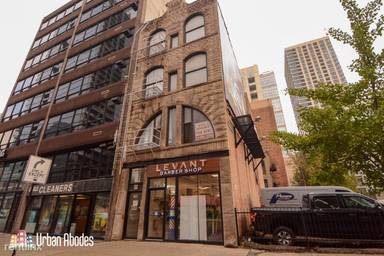 Main picture of 149 W Chicago Ave
