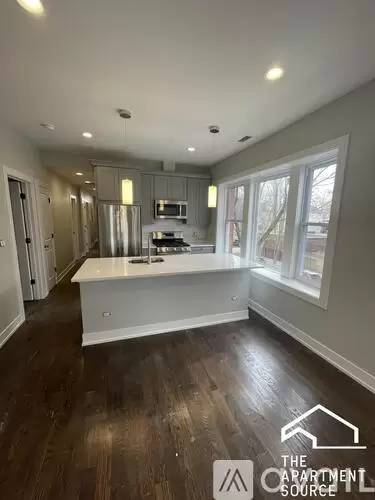 Main picture of 3135 N Oakley Ave