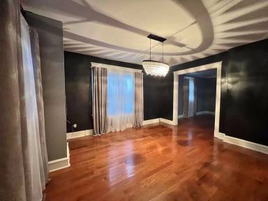 Main picture of 340 52nd St