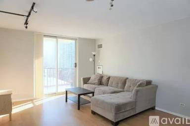 Main picture of 1212 N La Salle Dr Apartments