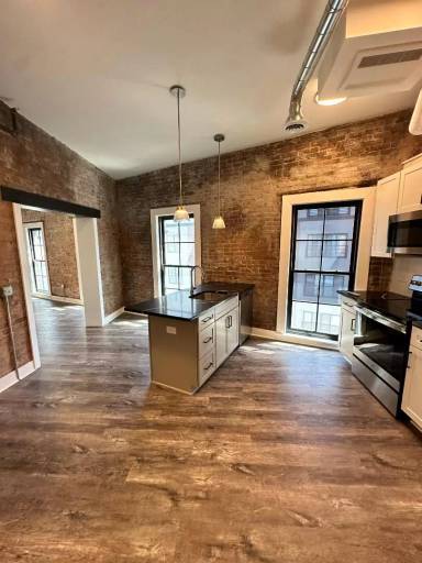 Main picture of 400 River St